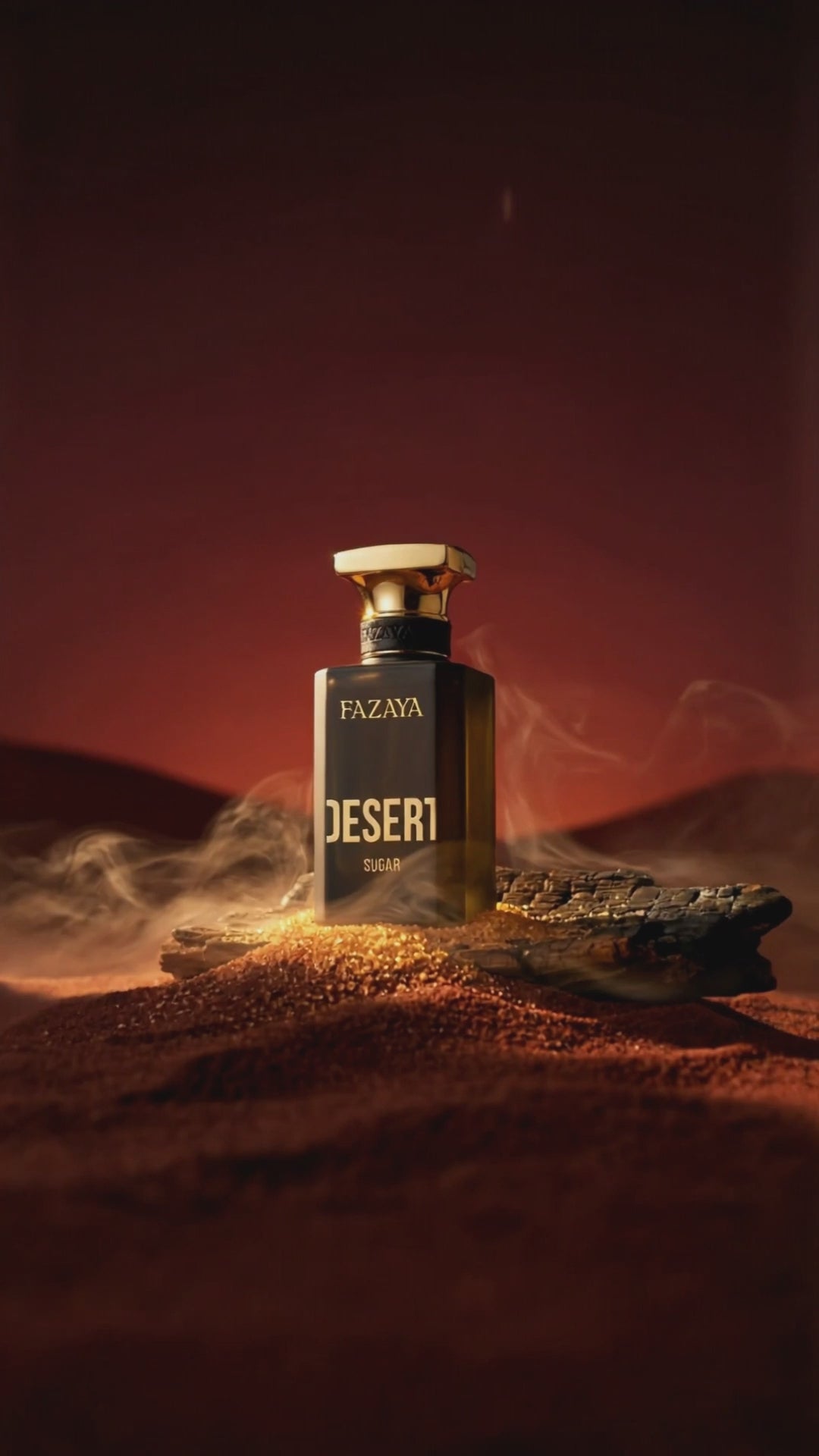 Load video: Sugar extrait de parfum Desert par Fazaya, vidéo présentation du flacon dans une ambiance désert chaleureuse