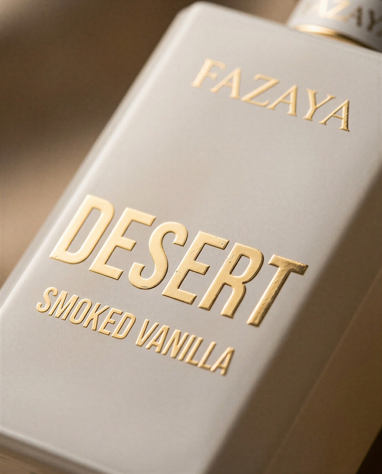 Détail du flacon Smoked Vanilla Desert Fazaya, logo embossé doré